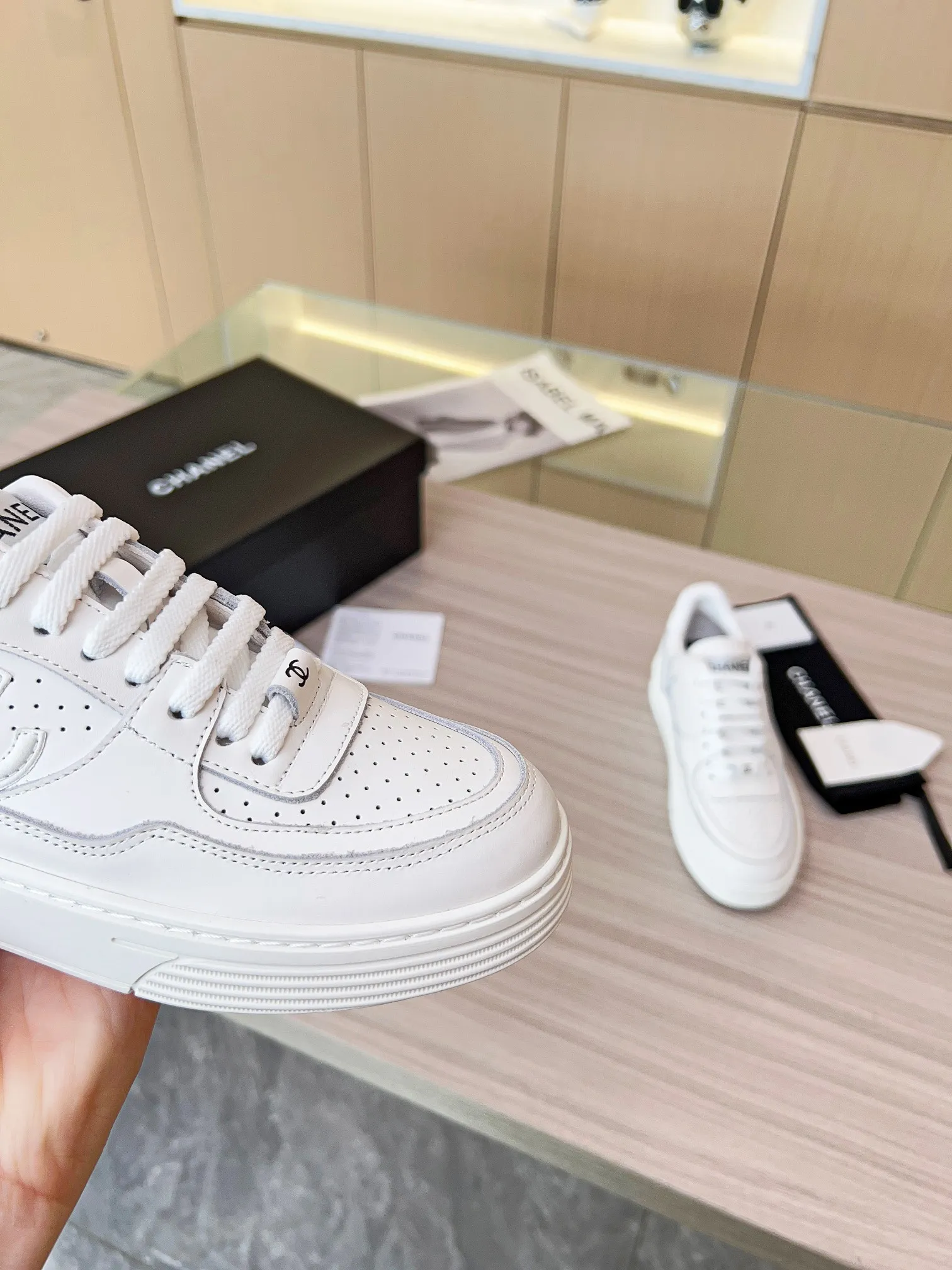 👟👟Ex-factory price 520👟👟 Chanel Grandma's latest model, full leather, panda color, white shoes, casual sports shoes, skateboard shoes, original purchase and development, production, Xiaoxiang C Home, another super hot model in the counter, loved by Internet celebrity bloggers and ladies, various praises on social platforms, super popular, high quality, breathable, super spring and summer, seeing this issue always arouses girls' inner desire for fashion. The latest suede material, classic black and white color scheme, fashionable on the feet, easy to care for. Fabric: Original custom imported cowhide material. Lining: Customized soft sheepskin lining. Sole: Original molded TPU non-slip outsole. Bottom thickness: 2.5CM. Size: Women's 35-40.